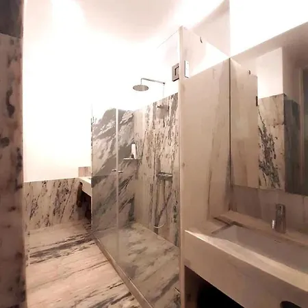 Elegant 2 Bdr, Very Well Located Next To Timeout Apartman